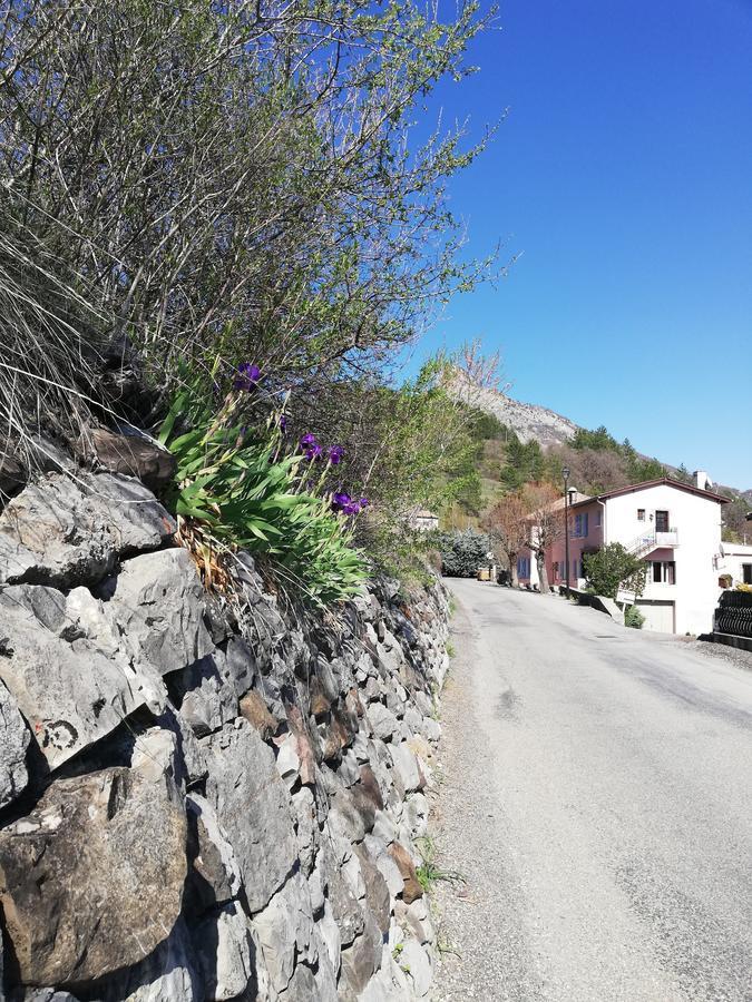 Gites Les Tilleuls Clamensane Экстерьер фото